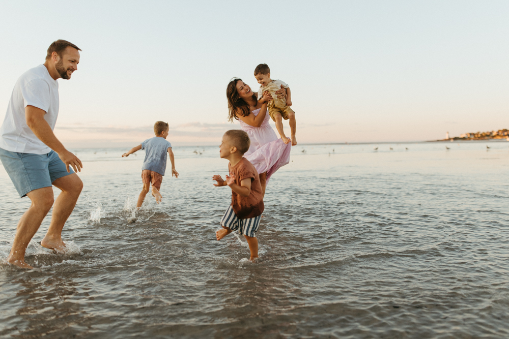 Family photographer near Wingaersheek Beach